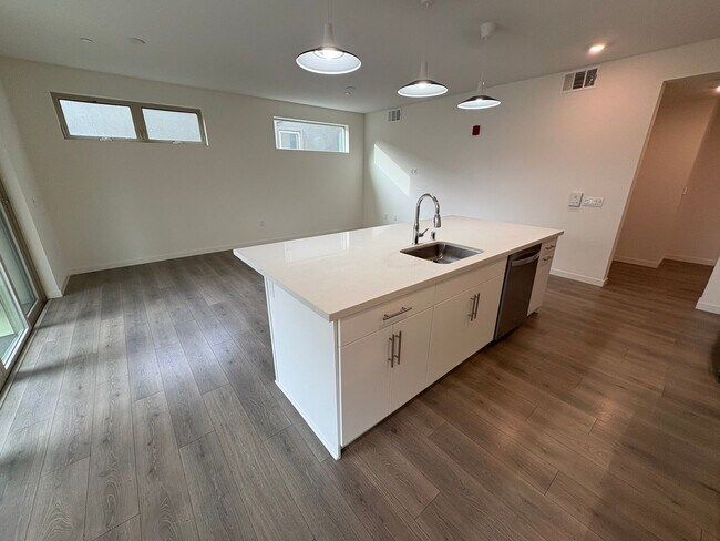 Building Photo - Modern 2bed/2bath Single Story Condo in the MIll