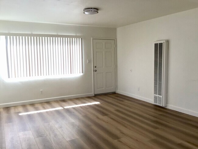 Building Photo - 2BD 1BA Apt Next to USD - Spacious Upstairs Unit, Pet Friendly, 1 Parking Space, No Carpet
