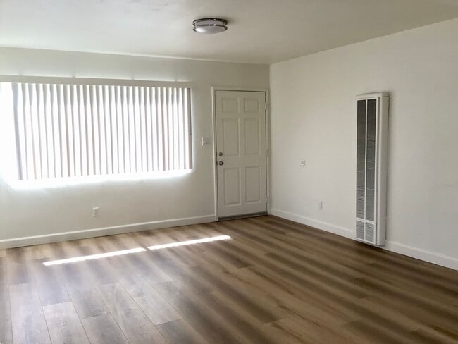 Building Photo - $300 OFF MOVE IN SPECIAL! 2BR/1BA Apartmen...