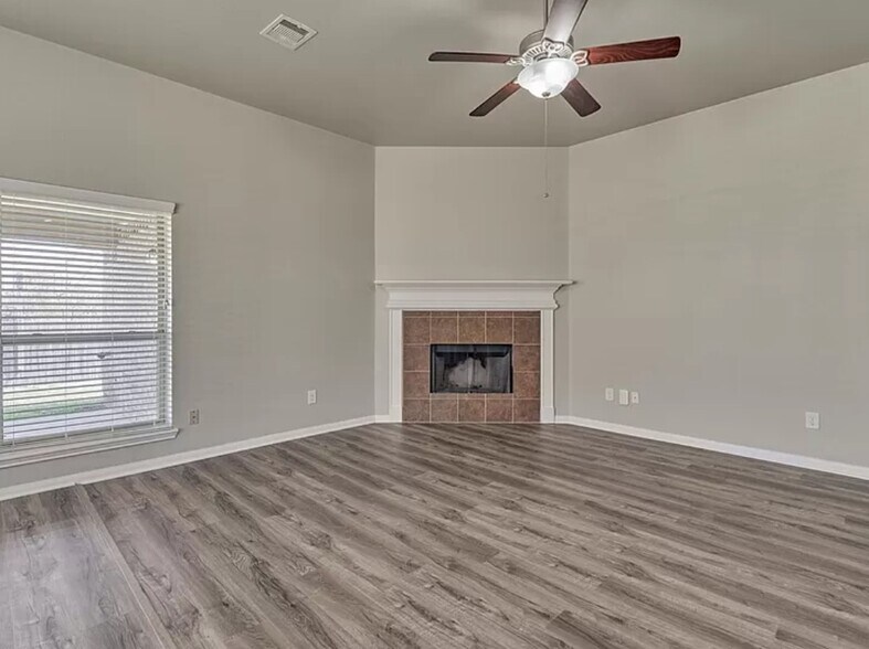 Building Photo - 13210 Raintree Dr