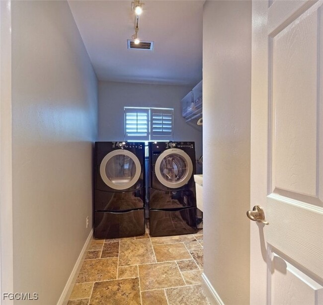 Building Photo - 521 102nd Ave N