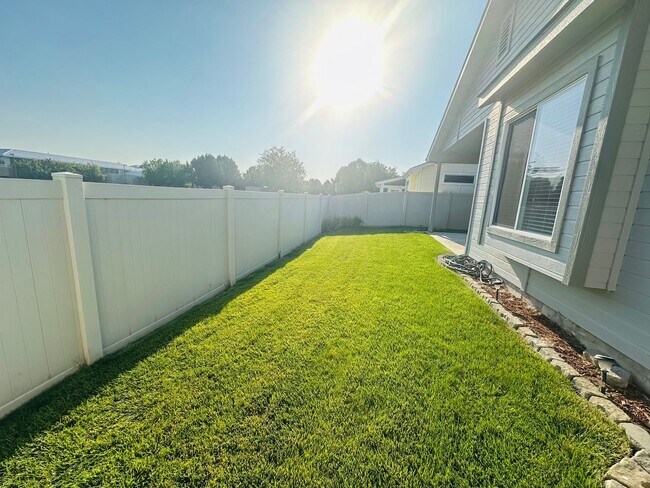 Building Photo - Exceptionally maintained Single level 3 bedroom home available soon!