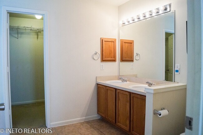 Building Photo - 2819 Foster Hill Dr