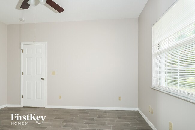 Building Photo - 2050 SE Elmhurst Rd