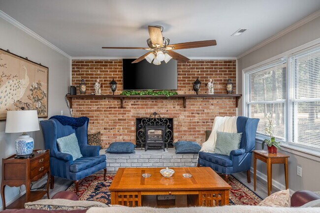 Building Photo - Charming 2-Bedroom Picturesque Furnished H...
