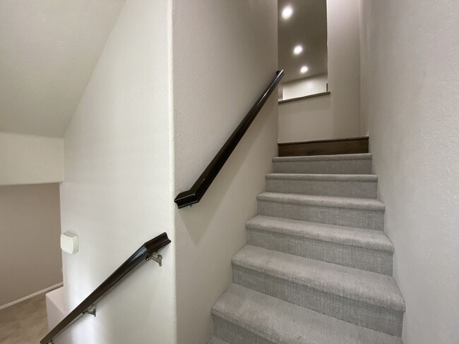 Building Photo - 2bd/2.5ba Townhouse with A/C in San Elijo ...