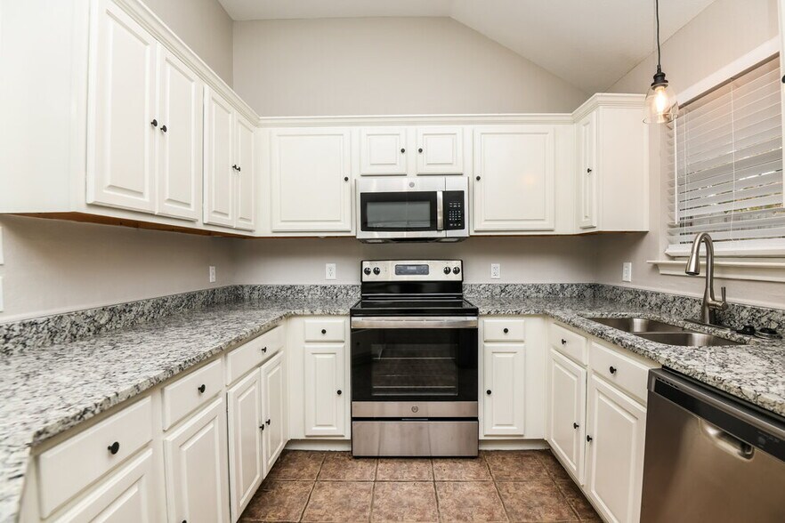 Building Photo - 108 Chevy Chase Ln