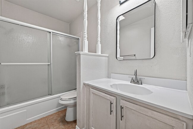 Building Photo - 1119 Pinecroft Dr
