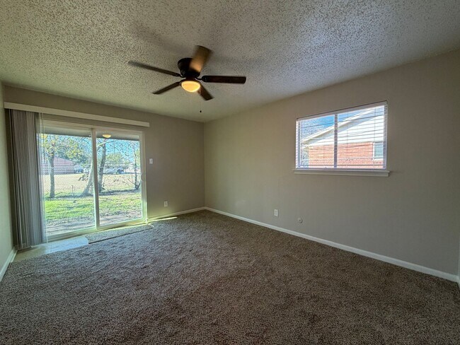 Building Photo - AVAILABLE NOW 2 BEDROOM 1 BATH DUPLEX IN CLEBURNE