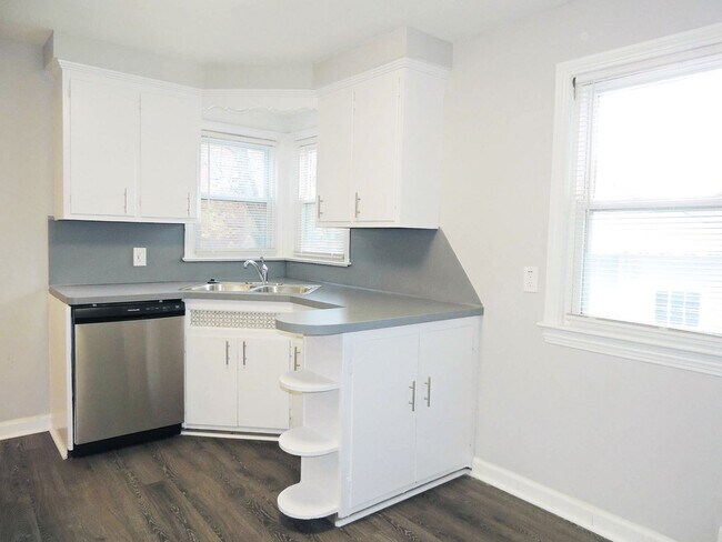 Building Photo - 106 Cowles Ave