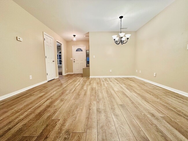 Building Photo - Spacious 3BD/2BA Home in Oak Park | Screened Porch | Large Backyard | 2-Car Garage