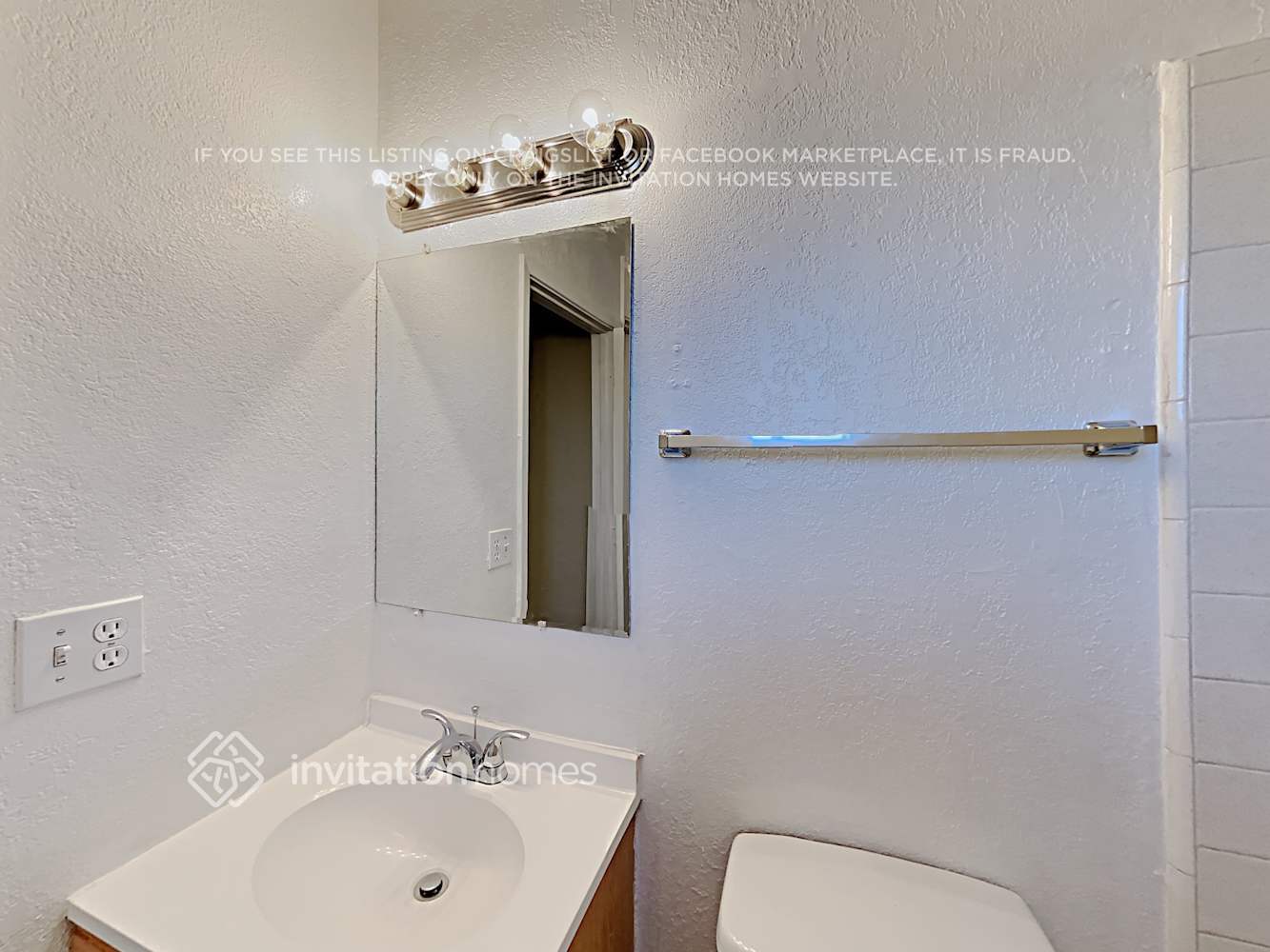 Building Photo - 700 E Quail Ave