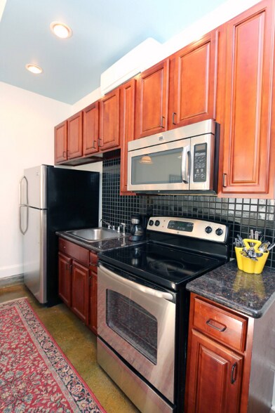 Building Photo - 832 Touro St