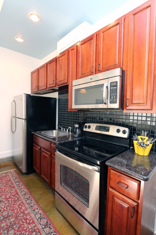 Building Photo - 832 Touro St