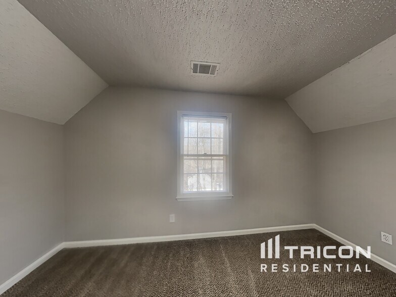 Building Photo - 579 Stratford Dr