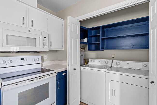 Building Photo - Pet-Friendly | Large Fenced Yard in North Wilmington