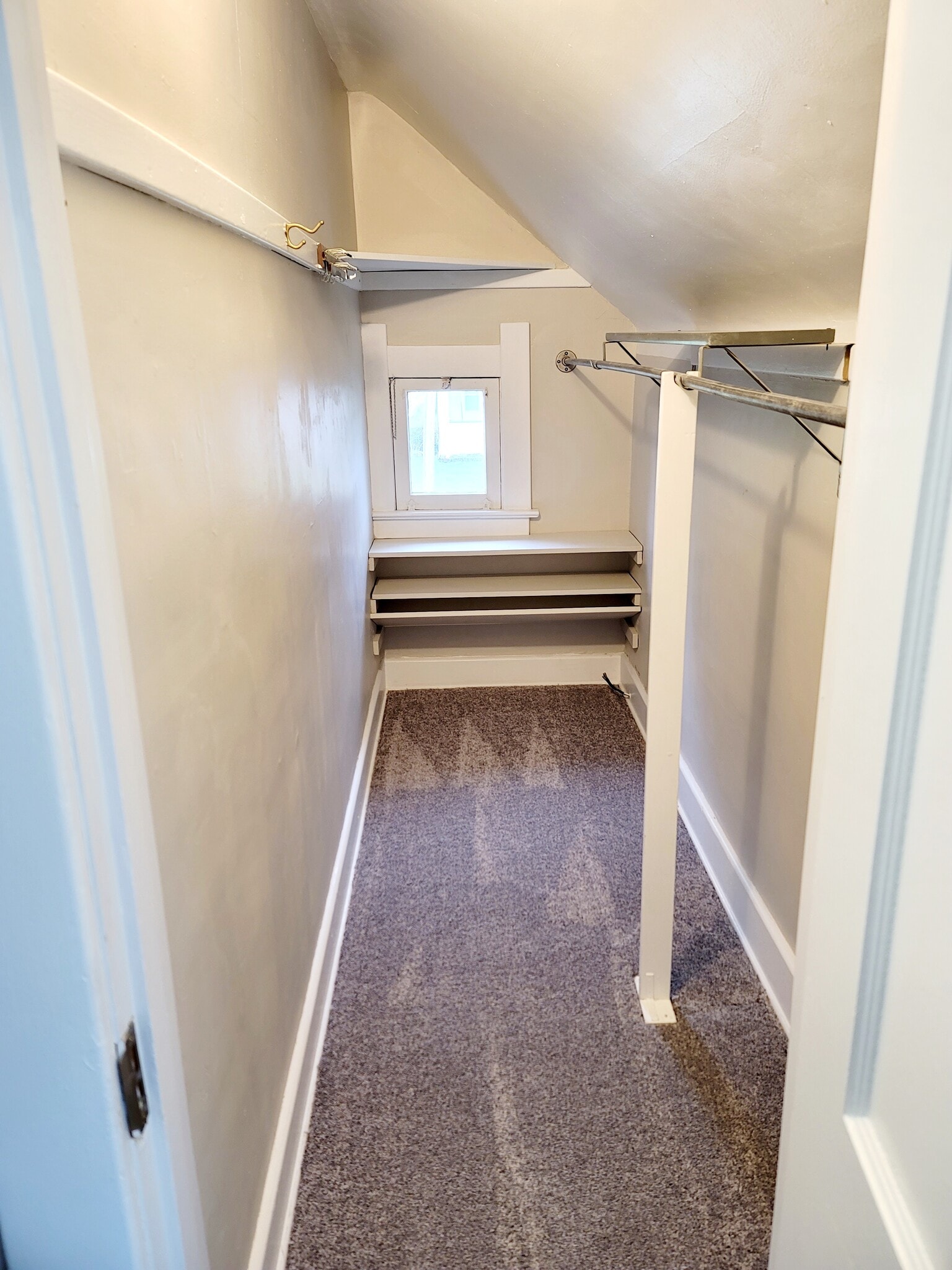 Large closets - 3933 Homewood Ave