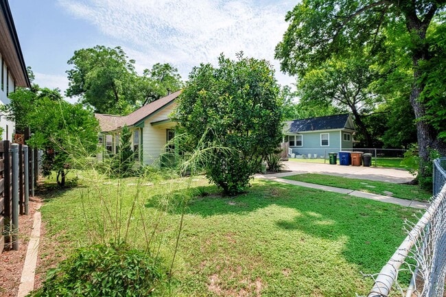Building Photo - Charming East Austin 2 Bedroom, 2 Bath Home off of Cesar Chavez