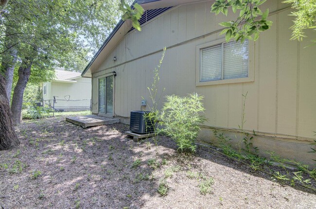 Building Photo - 805 Sirocco Dr