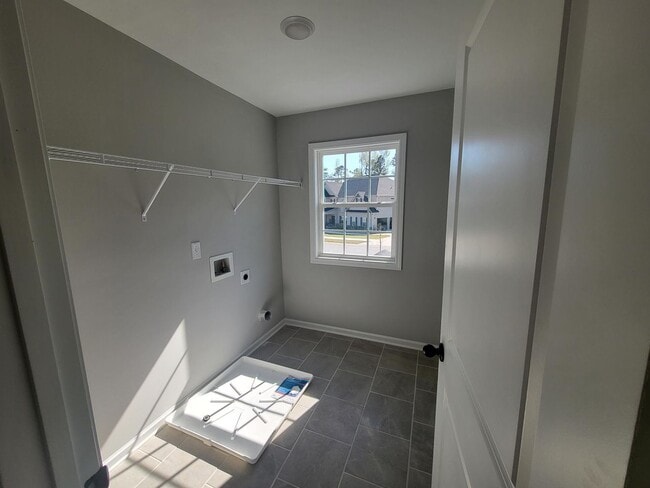 Building Photo - Inviting 5 Bedroom 3 Bath Beautiful Rental