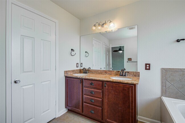 Building Photo - 4814 Mint Trails