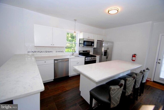 Building Photo - 217 Wood St