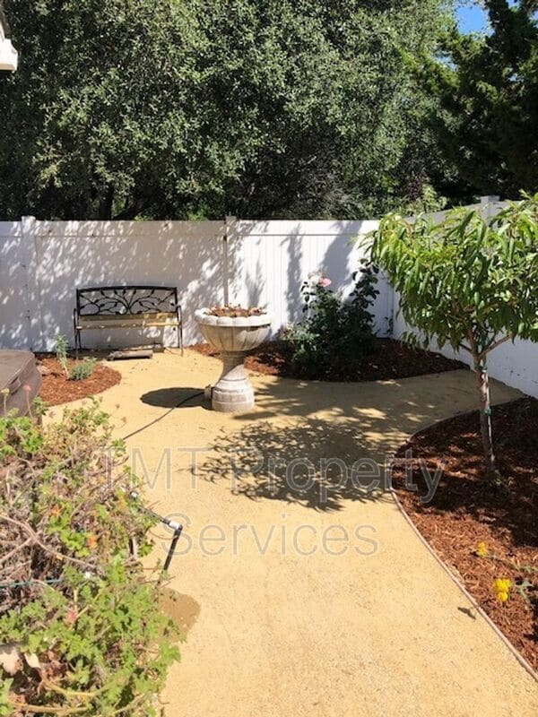 Building Photo - 948 Bluebell Way