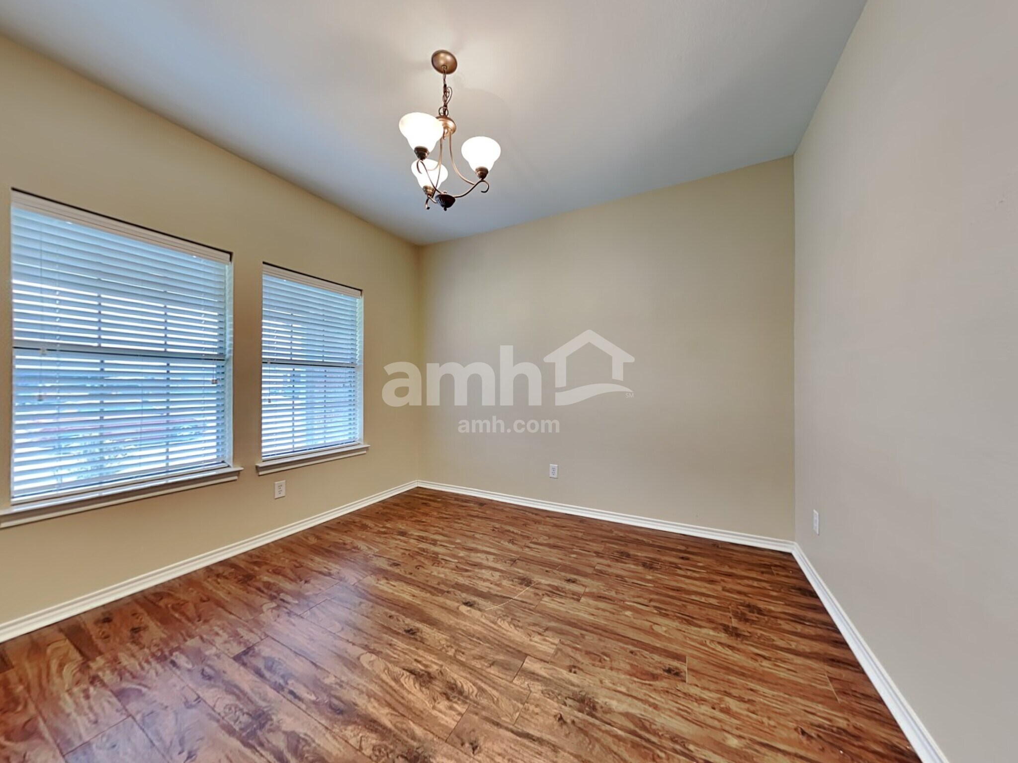 Building Photo - 1004 Lake Ridge Dr