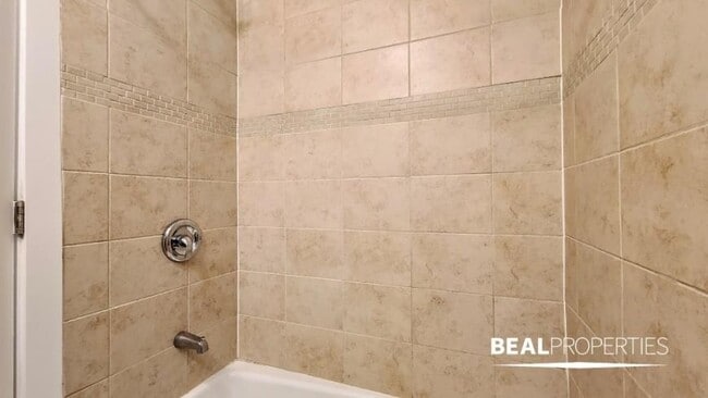 Building Photo - 0 bedroom in CHICAGO IL 60657