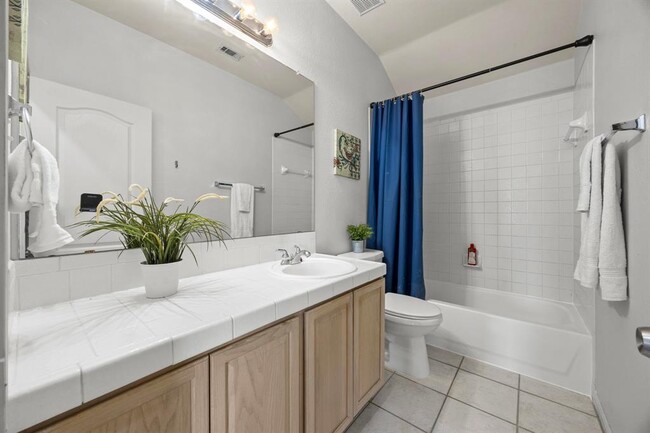 Building Photo - 2109 Zoa Dr