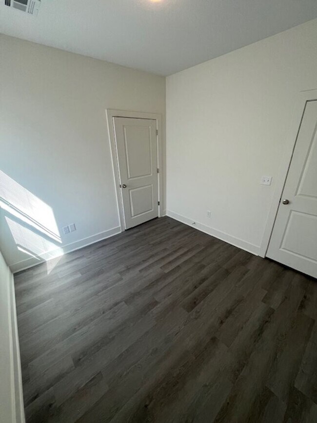 Building Photo - Beautiful 3-Bedroom Family Home for Rent in Fox Run!