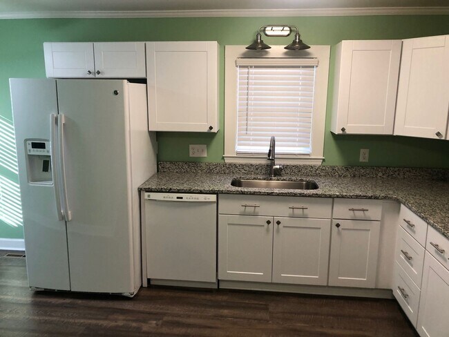 Building Photo - Four bedroom, 2 bath house in Burlington