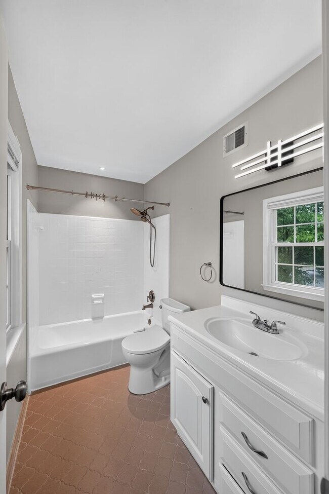 Building Photo - 3-level townhome in sought-after Sycamore Heights