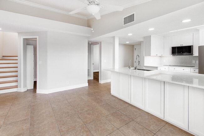 Building Photo - 1060 Lake Shore Dr