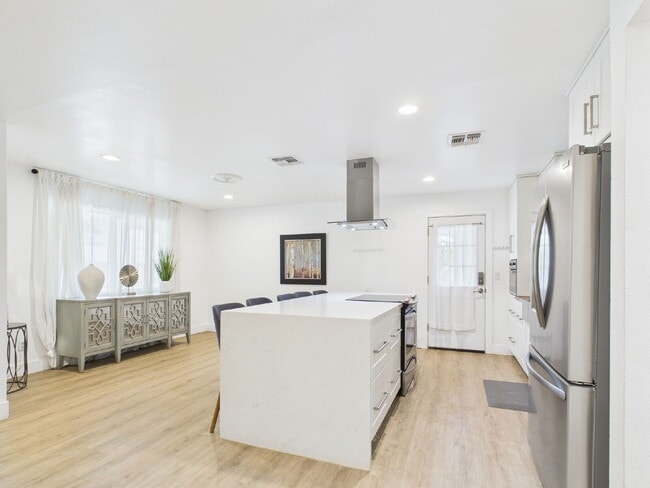 Building Photo - Fully furnished with a pool - MOVE IN SPECIAL $500 OFF