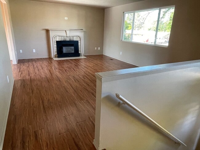 Building Photo - NOW AVAILABLE! MUST SEE - BEAUTIFUL 4BR/3B...