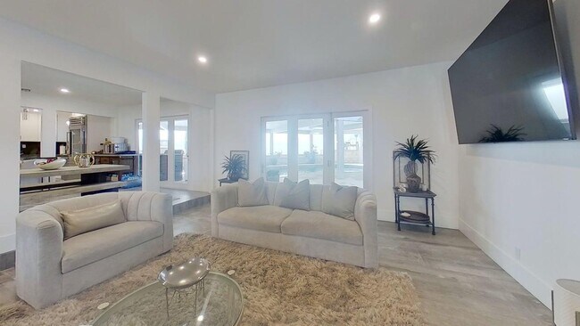 Building Photo - Waterfront Lido Island with Pool