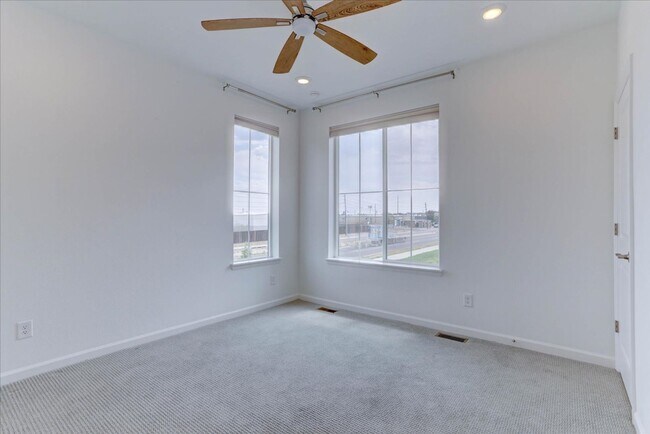 Building Photo - 1828 S Poplar Ct