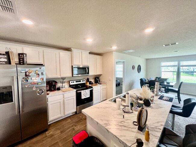 Building Photo - Available 11/1/24 Three bedroom two bath h...