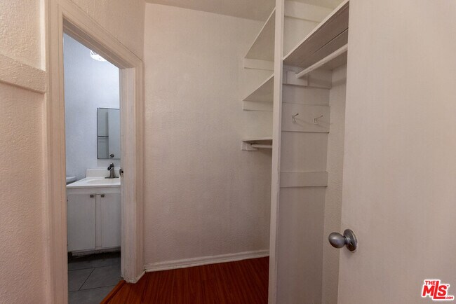 Building Photo - 661 Shatto Pl