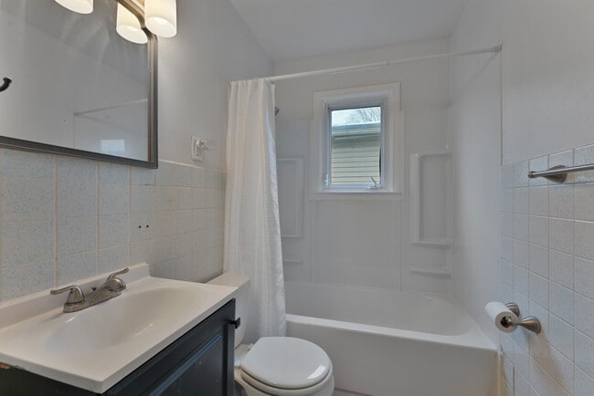 Building Photo - 98 N Navarre Ave