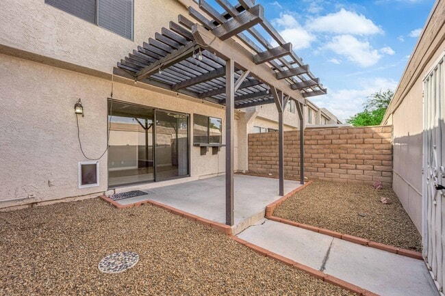 Building Photo - Charming 3 Bedroom ,2 bathroom in Paradise...