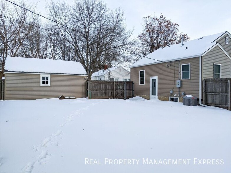 Building Photo - 3 Bed House w/ Fenced-In Yard