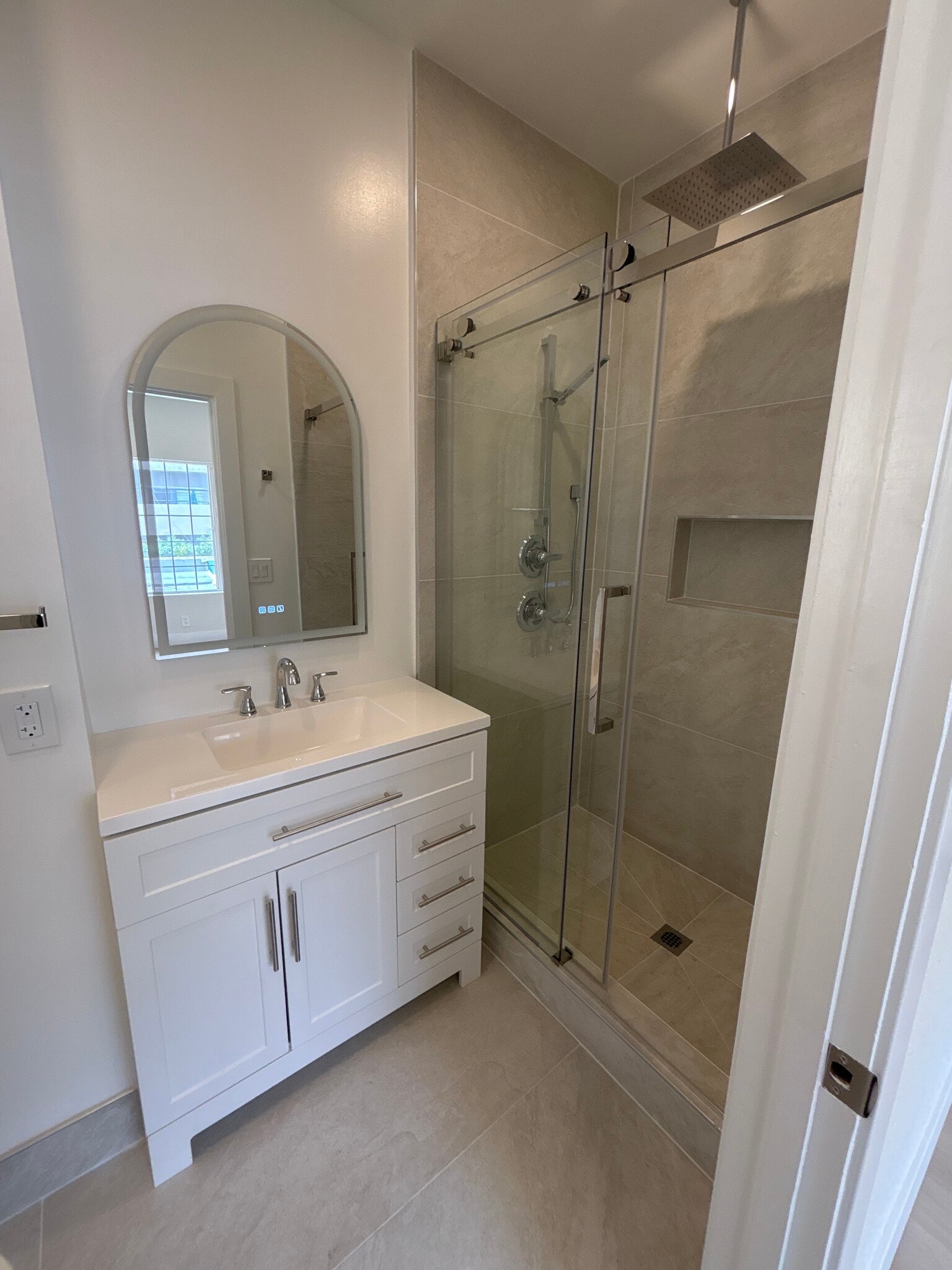 Master bathroom - 1062 S Shenandoah St