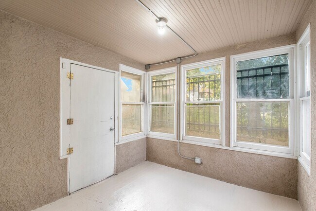 Building Photo - 3 bed/1.5 Bath Single Family Home