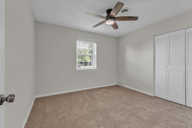 Building Photo - Brentwood/Crieve Hall end unit Condo -avai...