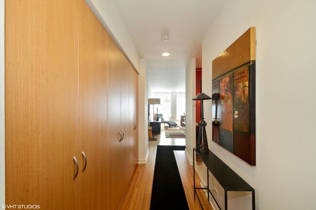 Building Photo - 260 E Chestnut St