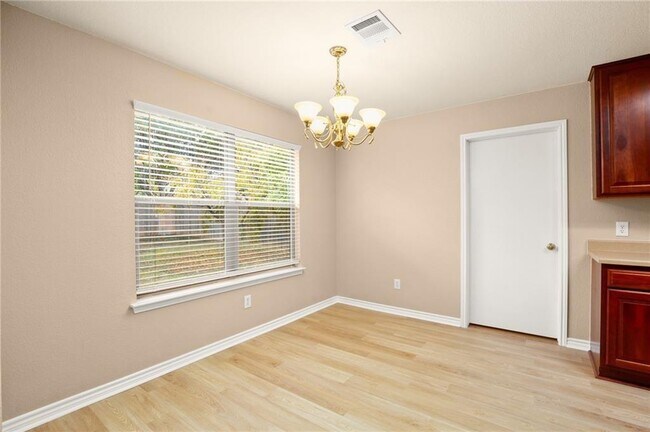 Building Photo - 2204 Cottontail Dr
