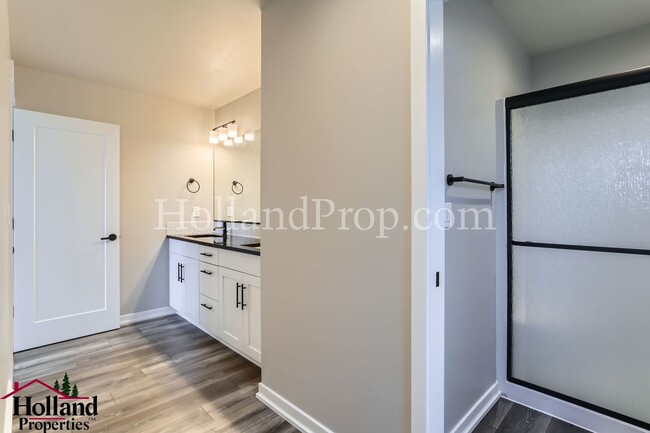 Building Photo - Modern Stylish 3-Bed Home in Prime Hillsbo...
