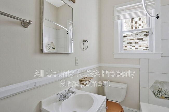 Building Photo - 305 9th St